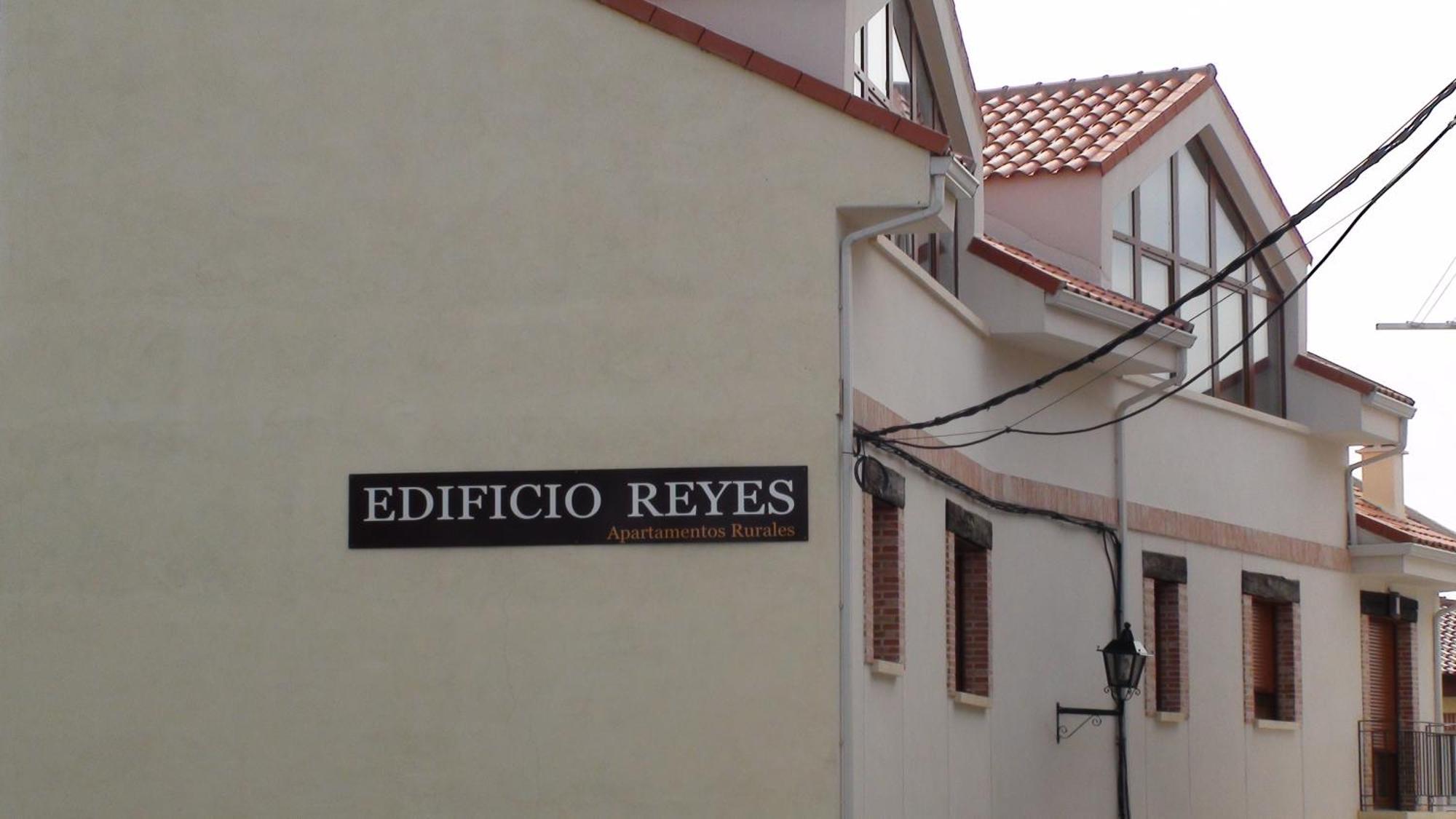 Edificio Reyes Apartment La Adrada Luaran gambar